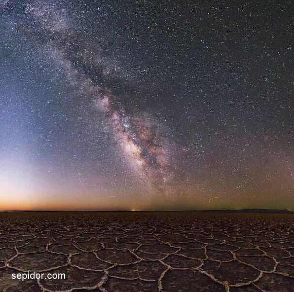 کهکشان راه‌ شیری بر فراز دریاچه نمک خور