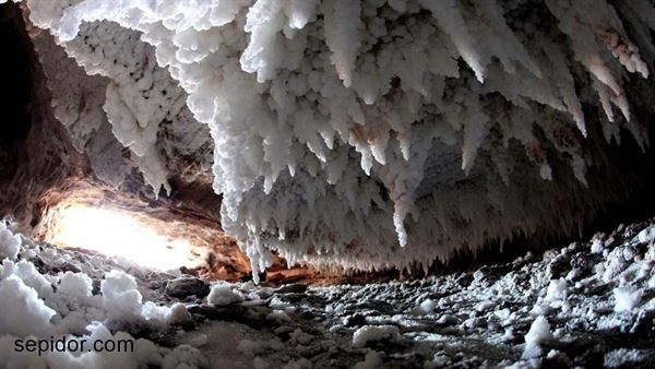 رسوبات گل کلمی نمک در دیواره غار نمکدان قشم